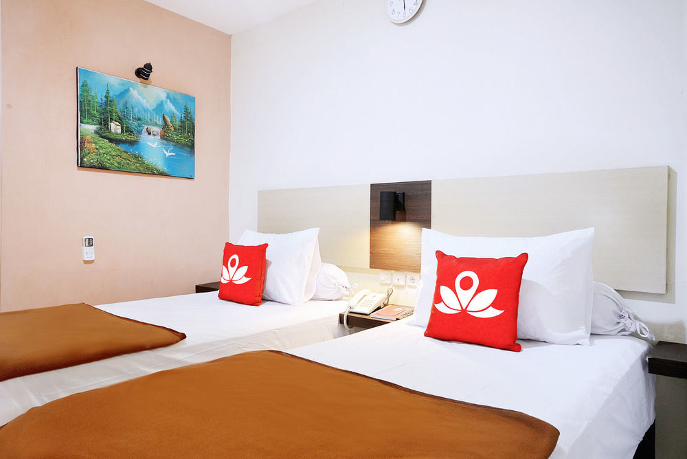 Zen Rooms Kuningan Syariah Джакарта Экстерьер фото