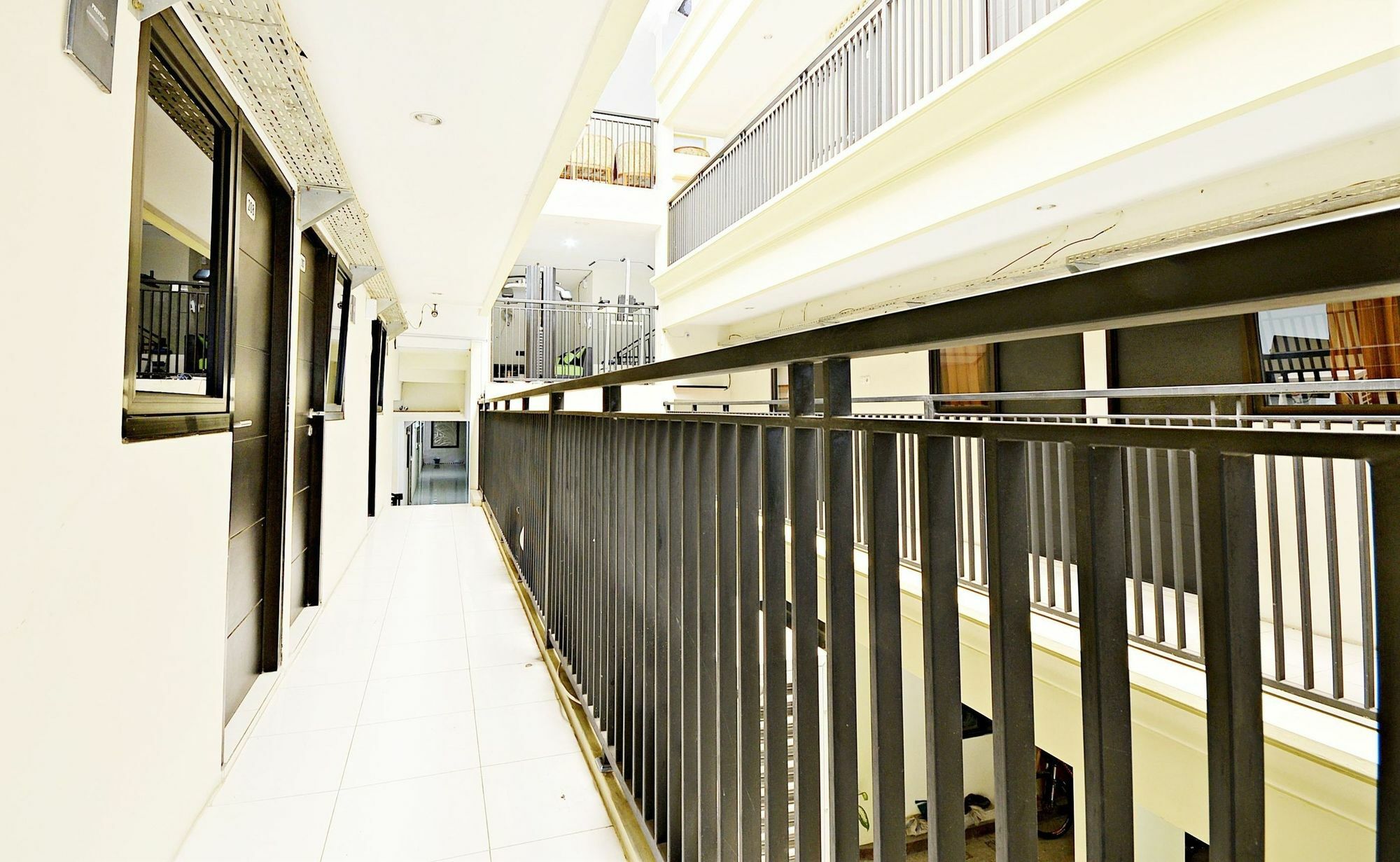 Zen Rooms Kuningan Syariah Джакарта Экстерьер фото